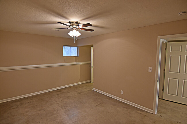 Interior Photo - Hemingway Heights - 3635-3645 Warwick Blvd