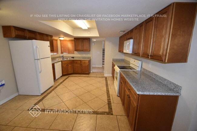 Building Photo - 4640 W Paradise Dr