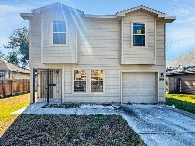 Building Photo - Beautiful 3-Bedroom Home with Fenced Backy...
