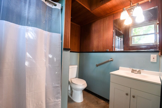Building Photo - 402 Orion Ave