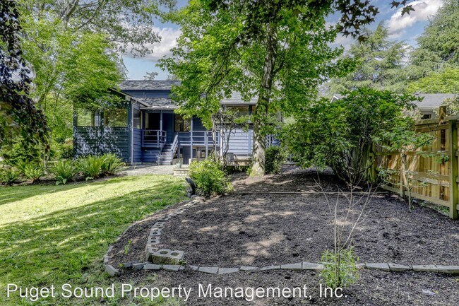 Building Photo - 1 br, 1.5 bath House - 460 Ericksen Avenue NE