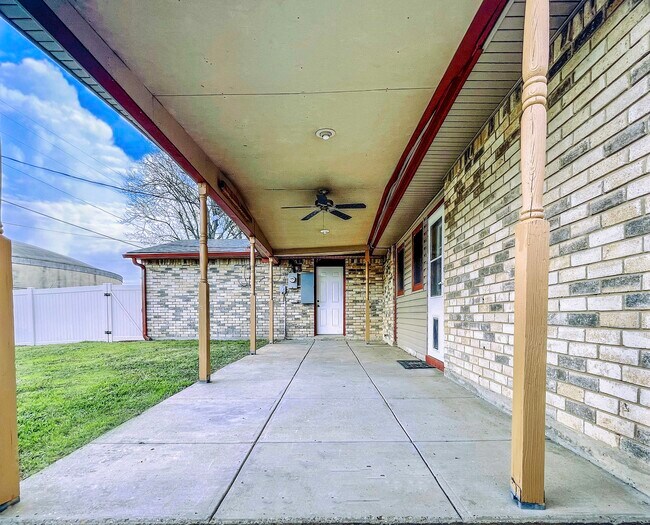 Patio trasero cubierto - 7450 Emory Oak Ln