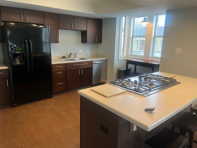 Foto del edificio - 400 Warner Ave