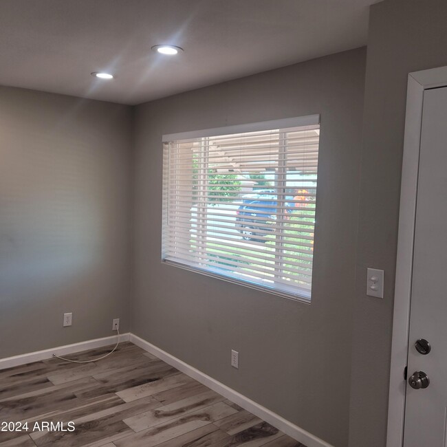 Building Photo - 9622 W Cinnabar Ave