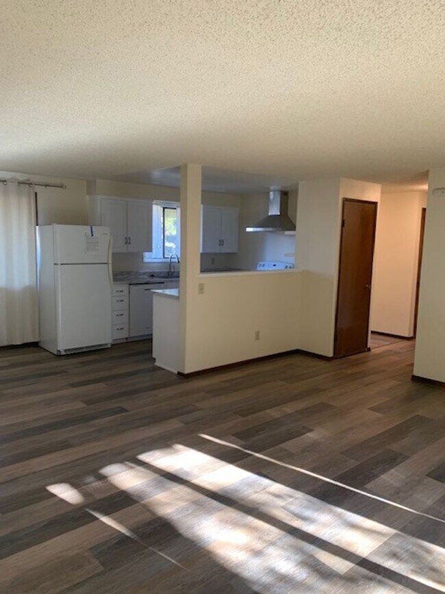 Building Photo - 4 bedroom ~ 1.5 bathroom House Located in ...