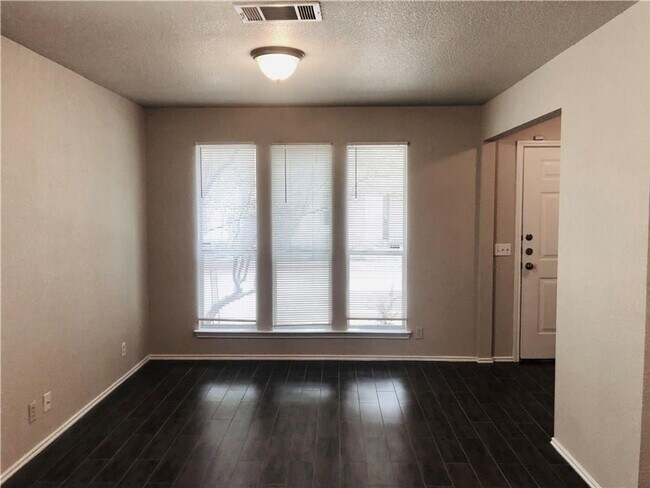 Building Photo - Cute 2 bedroom / 1 bathroom house with fen...