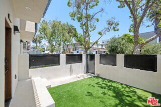 Foto del edificio - 837 1/2 North Detroit Street, Los Angeles, CA 90046 - 4 BR 4 BA house