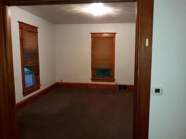 Foto del edificio - 905 N Dodge St