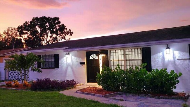 Foto del edificio - 641 72nd Ave N