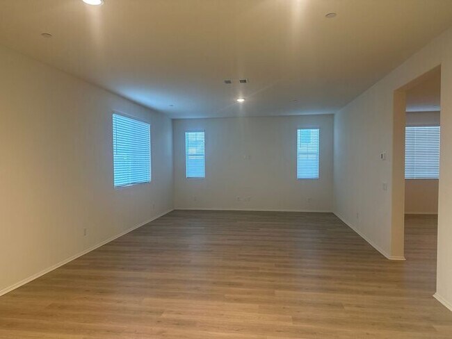 Building Photo - Your Family's Dream Home Awaits!