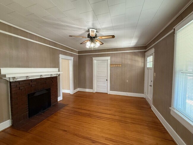 Foto del edificio - 3 Bedroom 1 Bath Home With Large Front Porch
