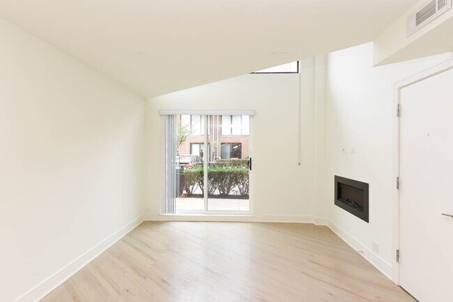 Building Photo - 949 W Grace St