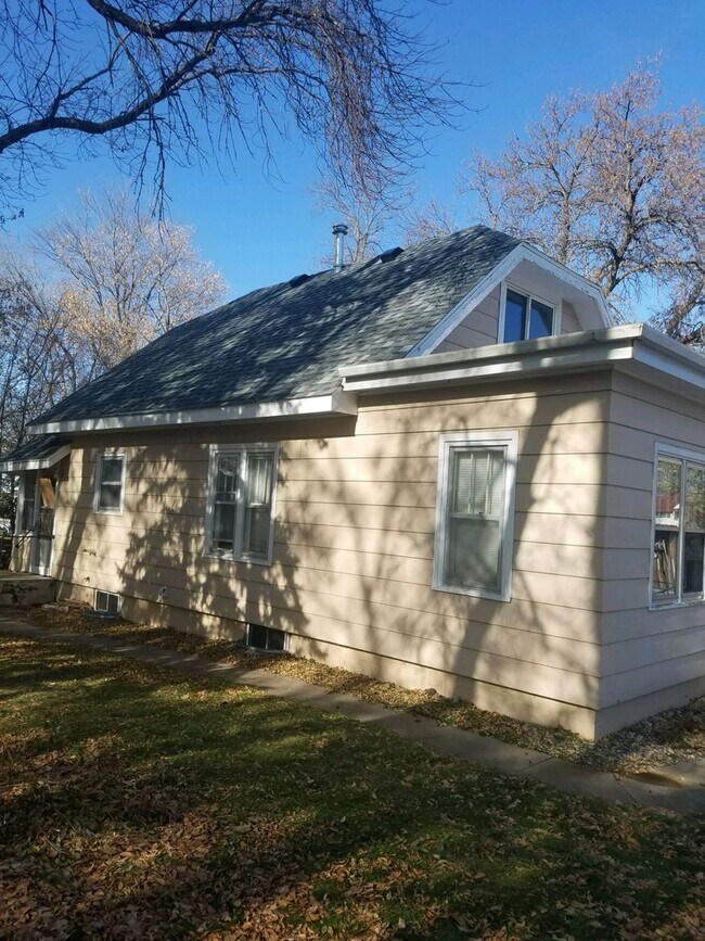 Building Photo - 3 Bedroom 2 bath 1 1/2 story home in Alexa...
