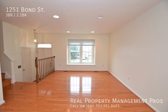 Building Photo - Well Maintained 3 Bedroom 2.55 Bath Townho...