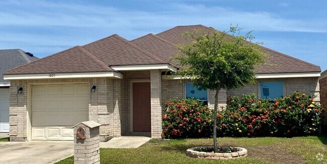 Building Photo - 1805 Treasure Oaks Dr