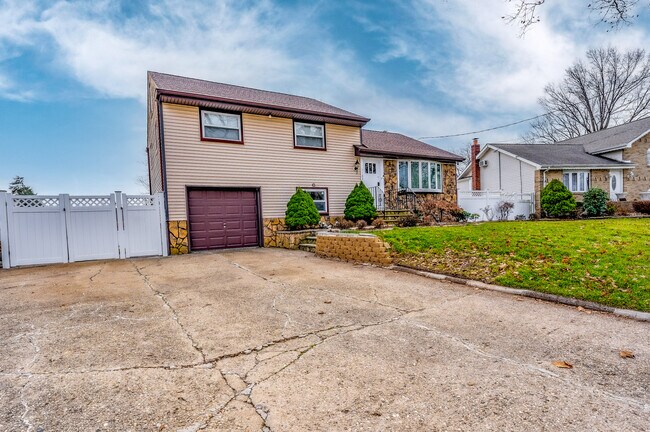 1 Car garage with 2 car width driveway (4 driveway parking spaces) - 1103 Kent Pl