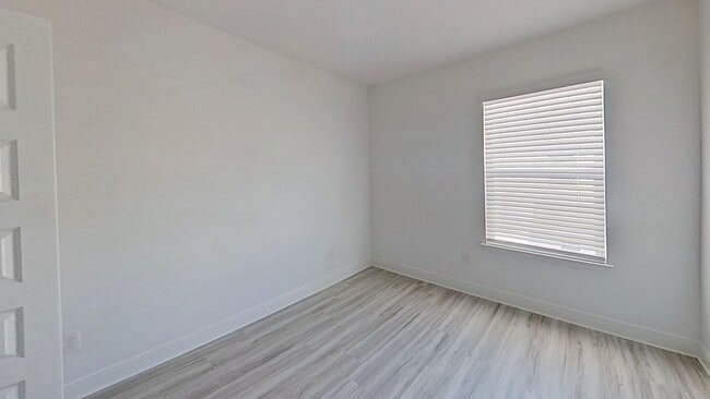 Building Photo - Beautiful Newer Townhouse with all LVP