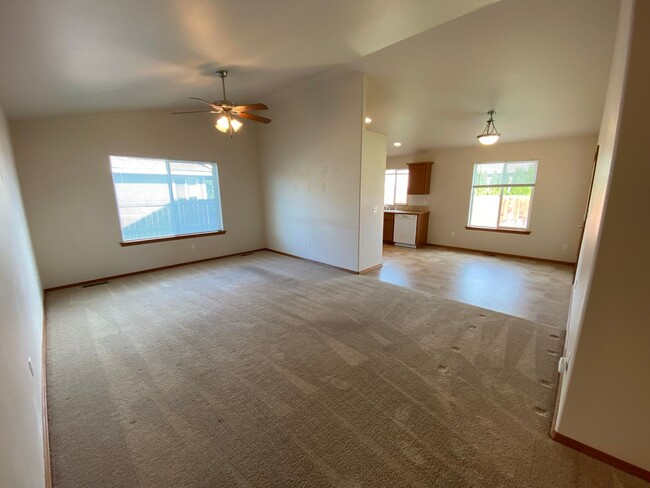Building Photo - 3 Bedroom Home on Cul-De-Sac for Rent!