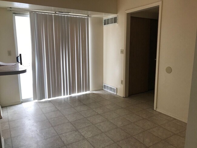 Foto del edificio - 558 N Redwood Road