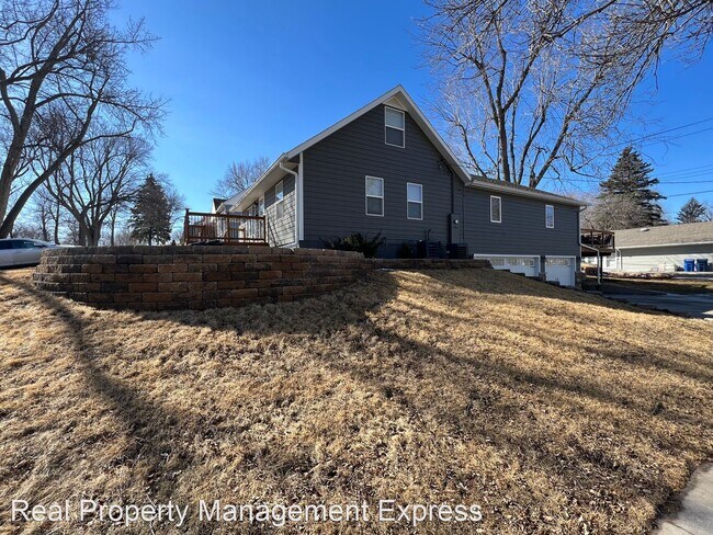 Building Photo - 4 br, 4 bath House - 2001 S Willow Ave