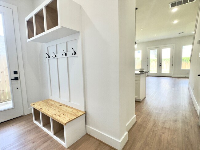 Foto del edificio - 7819 Colonial Ln