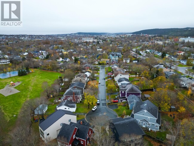 Building Photo - 15 Larch Pl