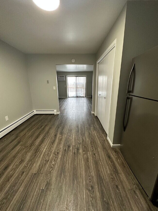Foto del edificio - "Charming 2-Bed Sanctuary in Minot's Heart – 858 Sq Ft of Cozy Living!"