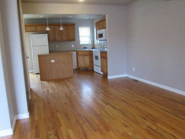 Foto del edificio - Charming 2 Story Doll House W/Unfinished Basement