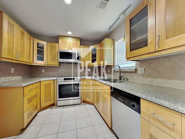 Building Photo - $2,575! Beautiful 3 Bed, 2 Bath home in Desirable Plano! Coming soon!