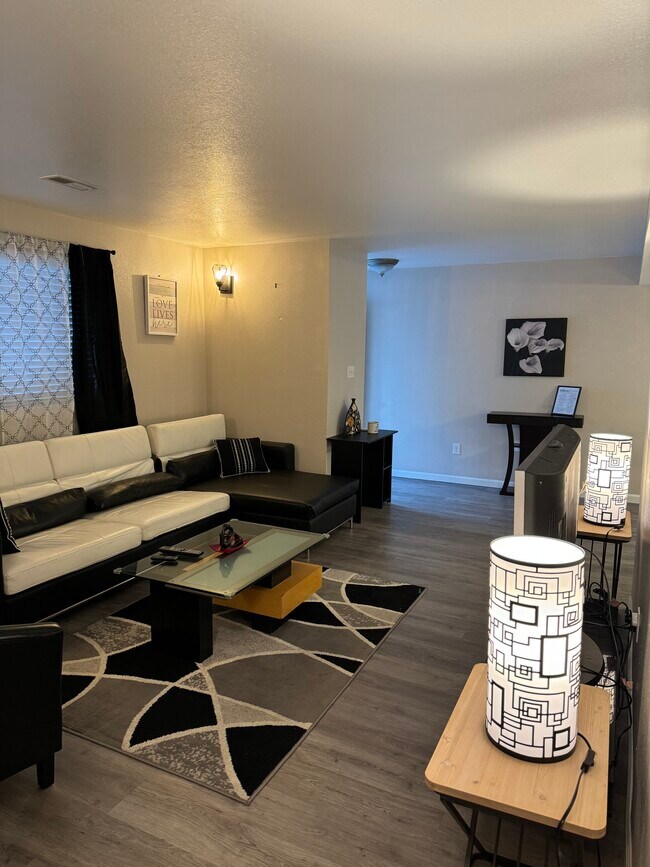 Foto del edificio - 3909 Redwood Ln
