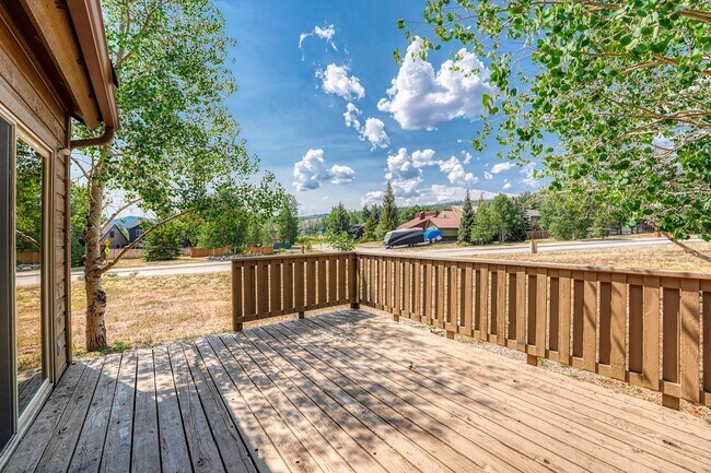 Building Photo - 305 N Chipmunk Cir