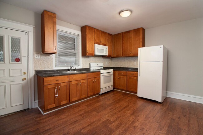 Foto del edificio - ? ? ? UPDATED 3 BEDROOMS & 1.5 BATH HOME L...