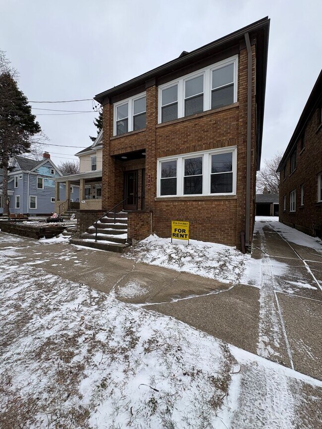 Building Photo - 327 E 7th St