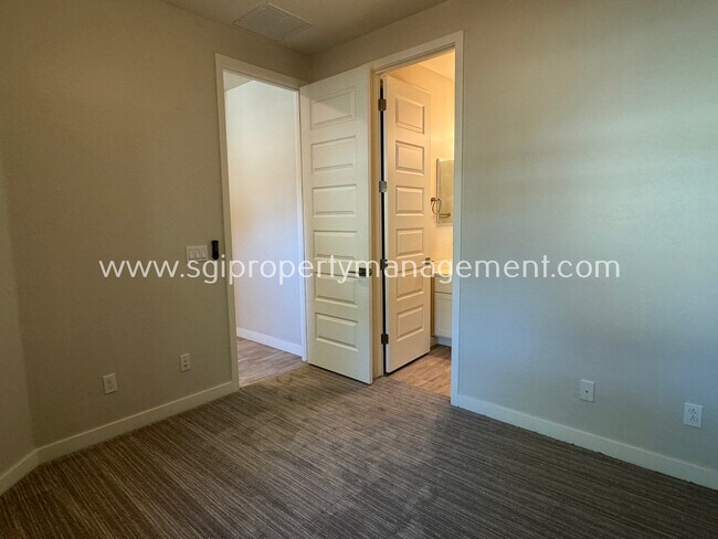 Building Photo - Luxurious Biltmore Townhome