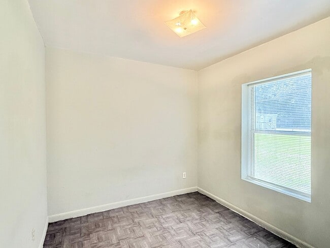 Building Photo - 2-Bedroom Duplex