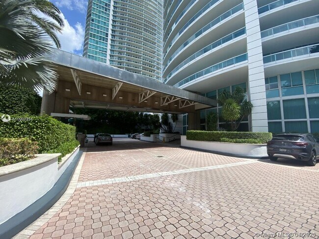 Building Photo - 2127 Brickell Ave