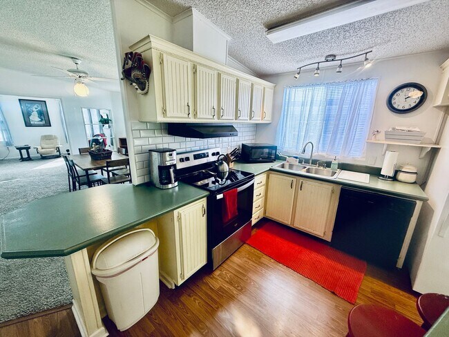 Foto del edificio - Fully Furnished 2 Bedroom, 2 Bath 55+ Community in Palm Bay Colony