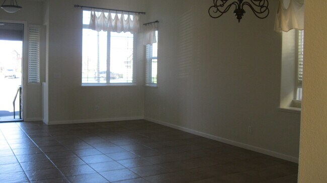 Foto del edificio - East Roseville, New Carpet * Paint, 2657sq...