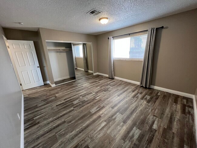 Foto del edificio - 900 Meyers Ct