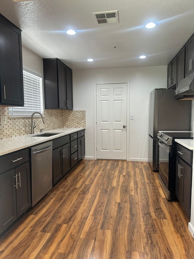 Building Photo - Beautiful Single Story Home Ready To Be Ca...