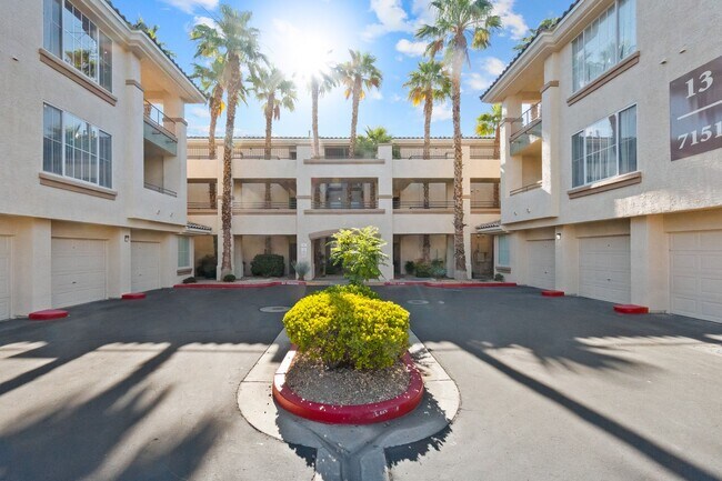 Foto del edificio - GORGEOUS Condo in Guard Gated Community! C...