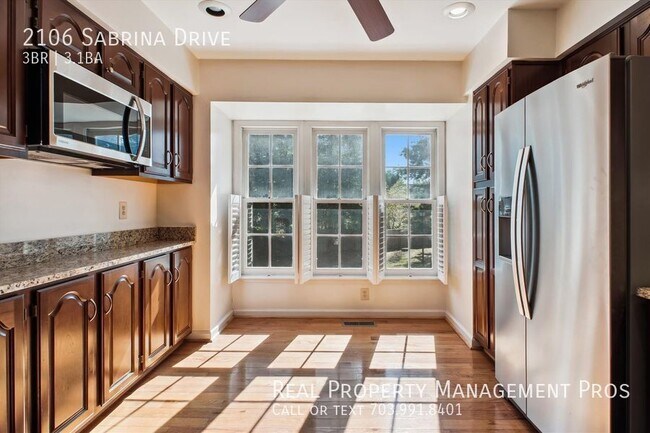Building Photo - Spacious & Sunny Tyson's Corner Townhouse!