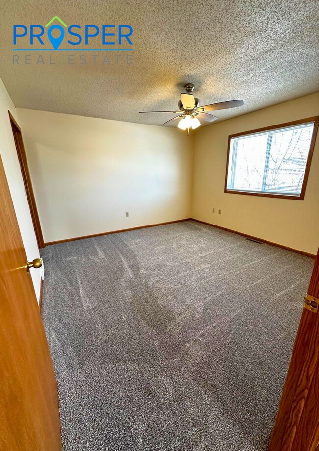 Building Photo - 856 Kari Dr