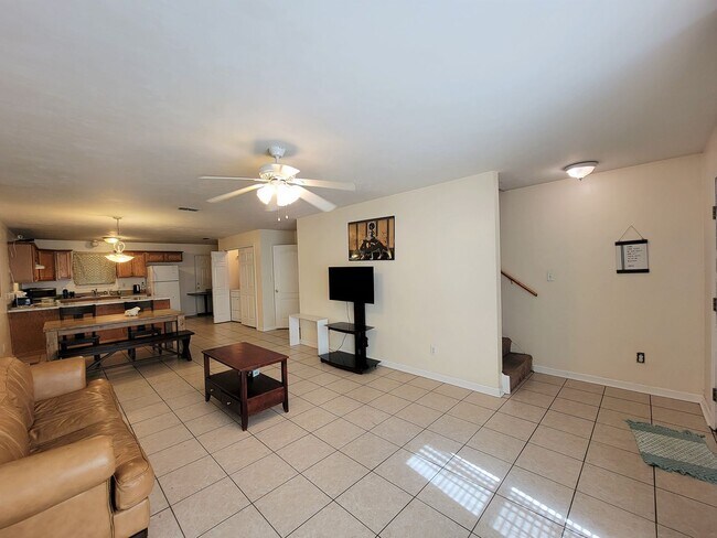 Foto del edificio - Large 4 bedroom town home with ceramic til...