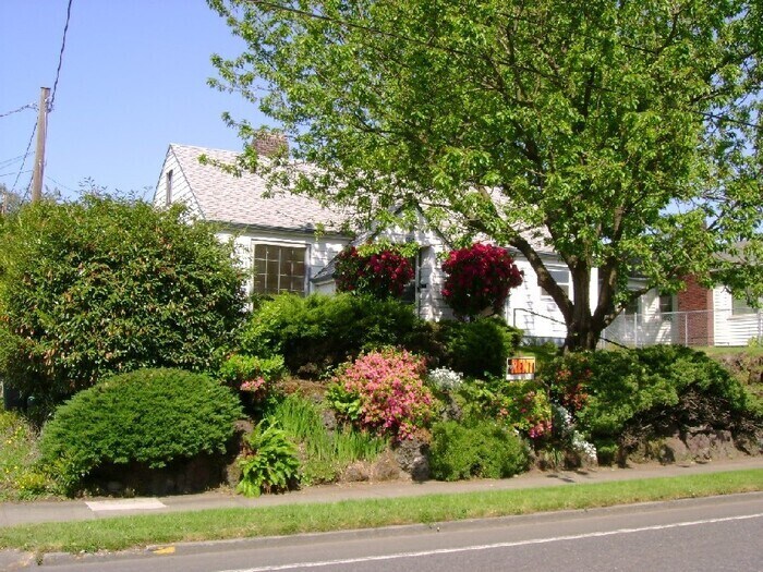 Beautiful 2 BR 1 Bath Home right across th... House Rental in