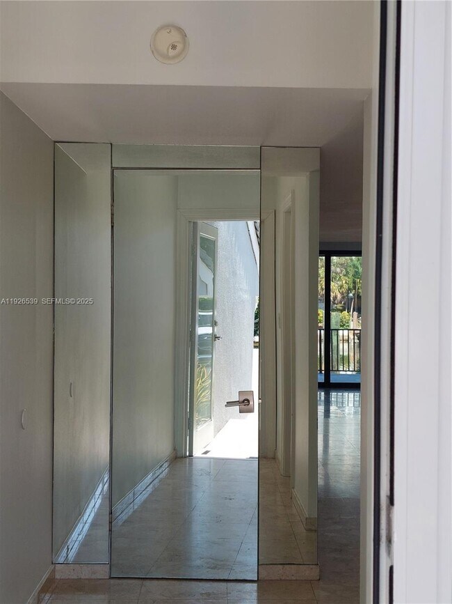 Building Photo - 255 Poinciana Island Dr