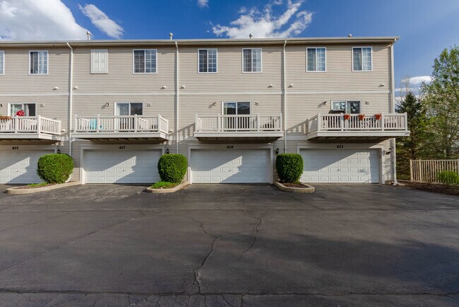 Foto del edificio - 619 Cary Woods Cir