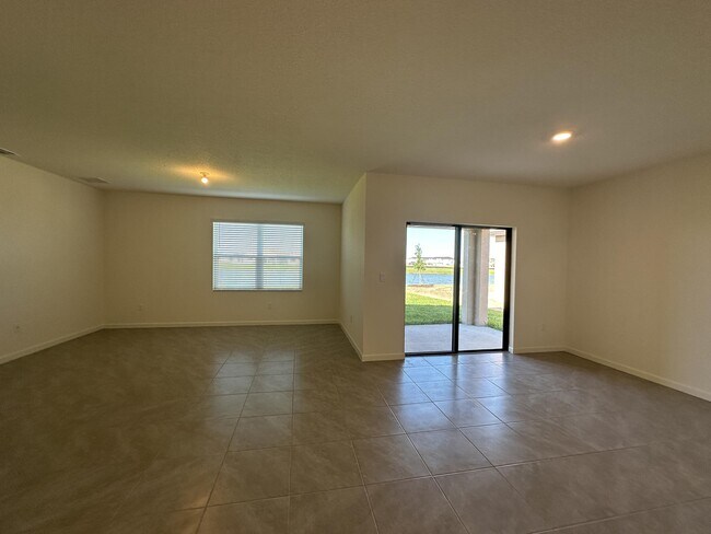 Foto del edificio - 9760 Triton Way