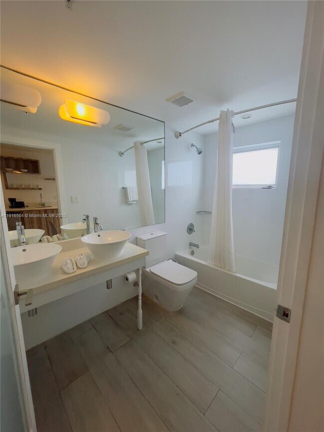 Foto del edificio - 8320 Harding Ave