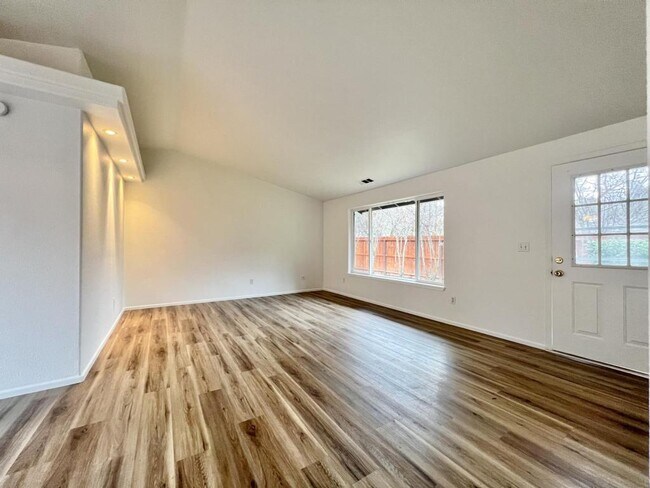 Building Photo - 340 N Sawyer Ave